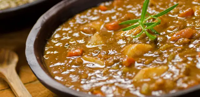 Esse ensopado de lentilhas vai aquecer seu coração no inverno