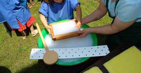 Museu português ensina criança a fazer traje medieval de papel