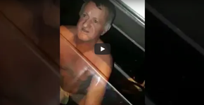 Vídeo mostra motorista de van escolar dirigindo pelado