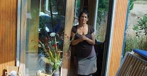 Mãe constrói casa com materiais recicláveis para fugir do aluguel