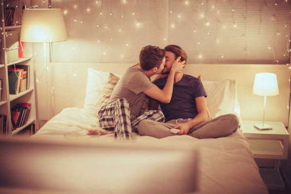 6- Estimula os sentidos: Ele não envolve só o tato- toque dos lábios e corpo-, mas também o olfato e o paladar ao sentir o cheiro de gosto do outro(a). Além disso, a audição é ativada ao prestar a atenção nas respirações e a visão se você observar a reação do parceiro(a). 
