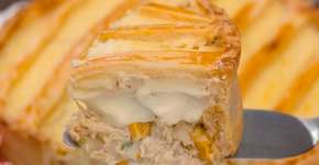 Empadão de frango cremoso: massa com 3 ingredientes