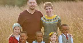 Depois de adotar 3 irmãos, família descobre haver mais um e toma atitude emocionante