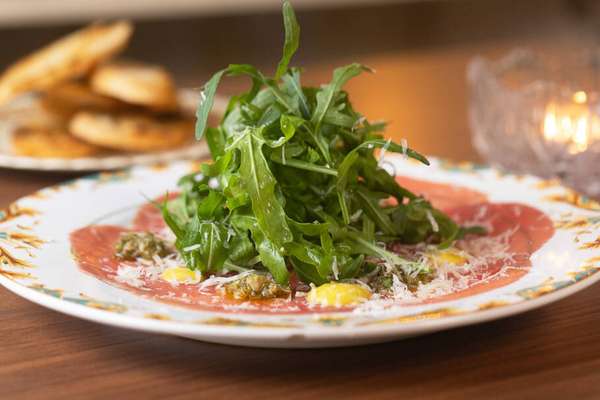 Carpaccio (R$69) com molho de mostarda Dijon
