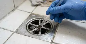 Os encanadores não falam sobre esse truque do canudo: dá para economizar muito dinheiro com isso