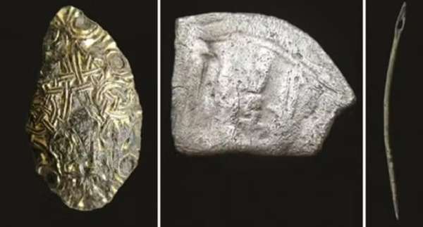 Moeda árabe (à direita) foi um dos artefatos encontrados pelos arqueólogos - Arkeologerna