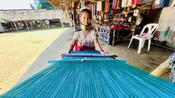 Elas trabalham na tecelagem para vender peças artesanais