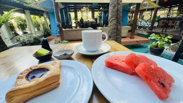 Café da manhã do hotel  é uma refeição completa