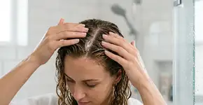 O hábito no banho que pode deixar o cabelo com aparência mais leve sem trocar de shampoo