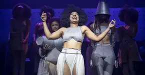 Trajetória de Elza Soares é retratada em musical emocionante