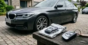 Cada vez mais motoristas estão embrulhando as chaves do carro em papel alumínio, e o motivo tem muito a ver com furtos silenciosos que podem ocorrer em questão de segundos sem que a entrada de carro seja invadida