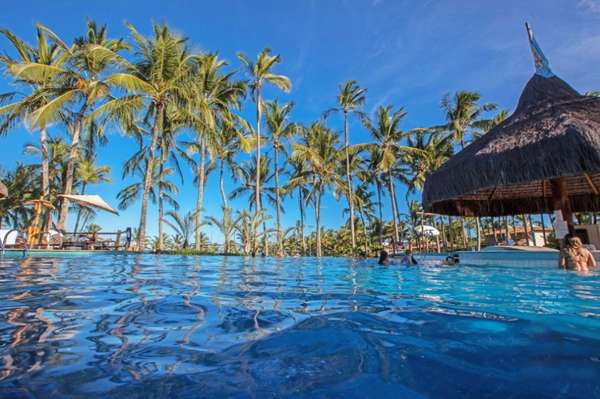 Piscina para relaxar não tem atividades e conta com um bar molhado