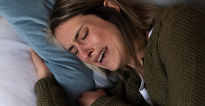 A maioria de nós fala durante o sono: especialista explica por quê e como parar