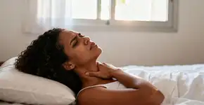 Acordou com o pescoço duro que nem tábua? Tente fazer isso