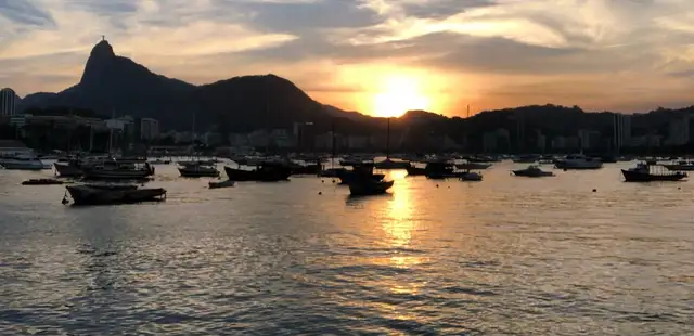 O que fazer na Urca: trilha, praia e mureta em uma tarde 0800