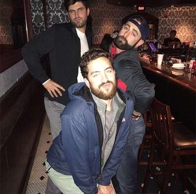 Os homens aparentam estar imitando algumas poses de mulheres nas fotografias (Imagem: Reprodução/BoredPanda)