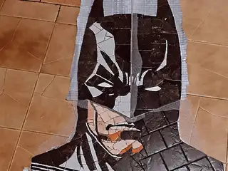 Mosaico Arteiro cria escultura do Batman com 2 mil cápsulas de café no Festival Grão & Torra