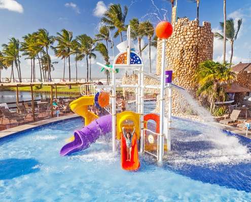 Piscina com brinquedões e atividades para a família toda
