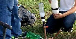 Estudantes constroem foguetes a partir de papel e garrafa PET