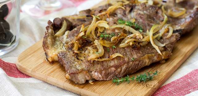 Bife acebolado suculento: uma explosão de sabor