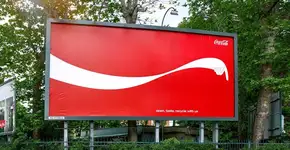 Símbolo da Coca-Cola indica coletores de latas para reciclagem