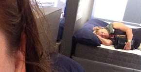 Mulher é flagrada dormindo em colchão à venda em loja