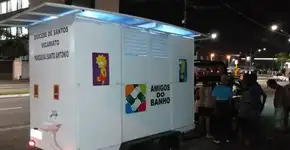 Carreta leva banho quente e roupa a moradores de rua no litoral de SP