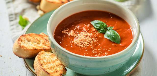 Essa sopa cremosa de tomate assado vai aquecer seu coração no frio