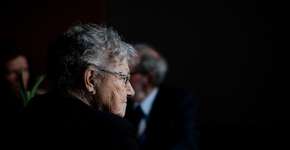 O que significa deixar os cabelos grisalhos e não pintá-los, segundo a psicologia