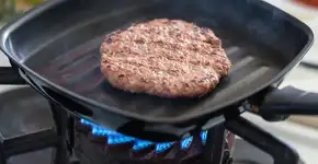 Esqueça o delivery: esse hambúrguer caseiro conquista no primeiro pedaço