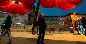 Luminárias de flores gigantes se abrem toda vez que você passa por elas