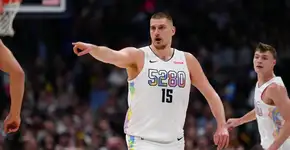 Com triplo-duplo, Jokic quebra recorde em noite histórica na NBA