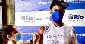 Tico Santa Cruz faz tatuagem em homenagem ao SUS