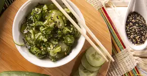 Esta receita de sunomono é refrescante, agridoce e viciante