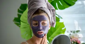 Máscara de argila roxa: conheça os benefícios e como usá-la corretamente