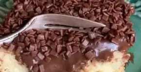Pão de ló gelado com brigadeiro