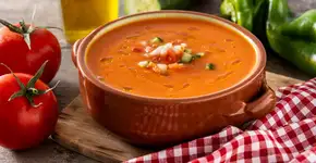 Experimente fazer gazpacho, a sopa fria para tomar no calor