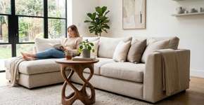 Adeus às mesas básicas: o pequeno móvel que vai transformar completamente a aparência da sua sala de estar