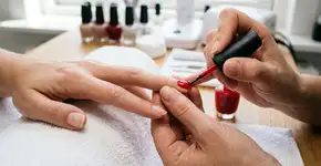 Você faz as unhas no domingo e na terça elas já estão lascadas? O culpado pode não ser o esmalte barato, mas um erro bobo na preparação que os salões raramente corrigem