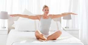 Saiba como fazer exercícios antes de sair da cama ajuda a manter o preparo físico