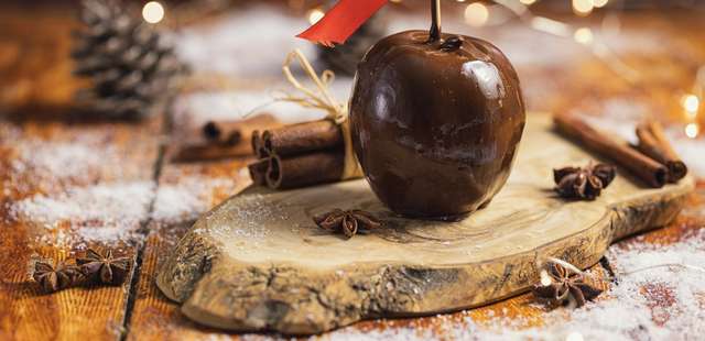 Você nunca mais vai querer a maçã do amor tradicional depois de provar essa com chocolate