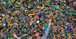 Chinelos velhos viram obras de arte em projeto sustentável no Quênia