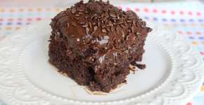 Bolo de chocolate molhado e cheio de cobertura; veja a receita