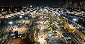 A China constrói uma linha ferroviária de alta velocidade em apenas 9 horas com 1.500 trabalhadores, reduzindo uma viagem de 7 horas para apenas 90 minutos
