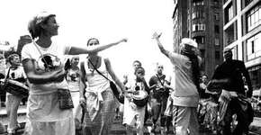 Afoxé “Amigos de Katandê”, em cortejo pelas ruas de Perdizes