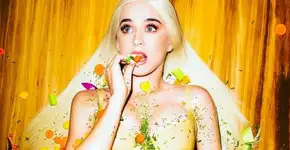 Katy Perry esconde sobrancelhas e aparece com cabelo cacheadão