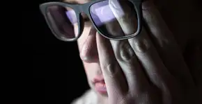 Já ouviu falar em falsa miopia? Entenda como o uso de telas está enganando seus olhos