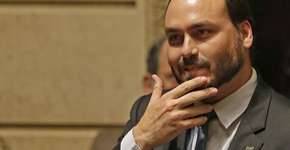 Carlos Bolsonaro ataca salários de professores da USP