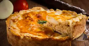 Torta salgada sensacional com recheio de presunto e queijo