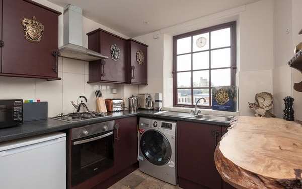 O imóvel conta com uma cozinha que também é toda temática